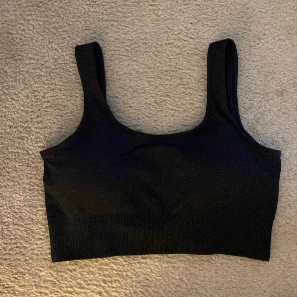 Lilias black ribbed sports bra